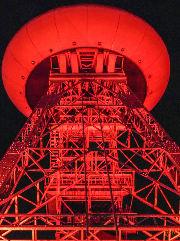 Night of Light
Mit dieser Aktion möchte die Veranstaltungsbranche auf ihre Notlage durch Corona aufmerksam machen. Lüntec-Tower (auch Colani-Ei oder Ufo genannt)
Schlüsselwörter: Lünen; Colani-Ei; Ufo