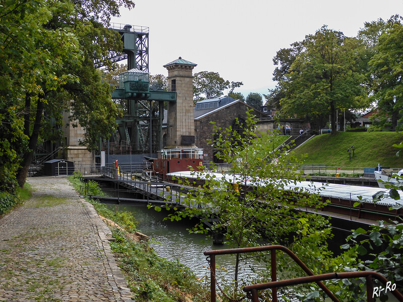 Ehemalige Zufahrt
Das alte Schiffshebewerk Henrichenburg von 1899 gehört zur Kanalstufe Henrichenburg der Bundeswasserstraße Dortmund-Ems-Kanal in Waltrop-Oberwiese. (lt. wikipedia)
