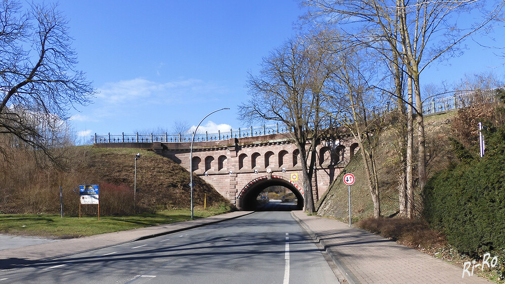 Malerischer Brückenbau
die "Schiefe Brücke" von Olfen, berühmt wegen ihrer Einzelsteinmeißelung, wurde Ende des 19. Jahrhunderts, noch vor der Eröffnung des Dortmund-Ems-Kanals fertig gestellt. (lt. olfen.de)
Schlüsselwörter: 2021