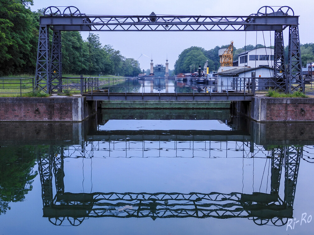 Gespiegelt u. gerahmt
Schleusenpark Waltrop, neu gestaltete Parkanlagen u. Wege erschließen dem Besucher die faszinierenden Bauwerke der Technik. (lt. Industriemuseum)
