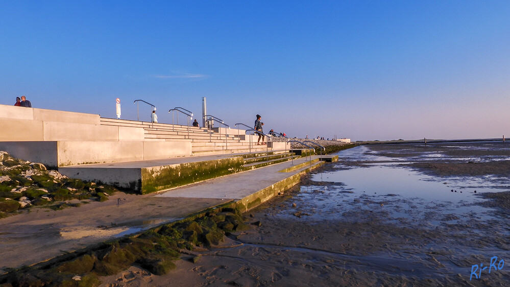 Promenade in Norddeich
neu gestaltet mit "Wattfenster u. Meeresterrassen". Die Sitzbänke sind ganzjährig
nutzbar. (lt. Norderland)
