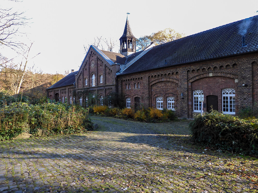 Weitwinkel „Gesindehaus“ 
Errichtet 1853 beherbergt heute ein Museum.
Perla
Schlüsselwörter: 2021