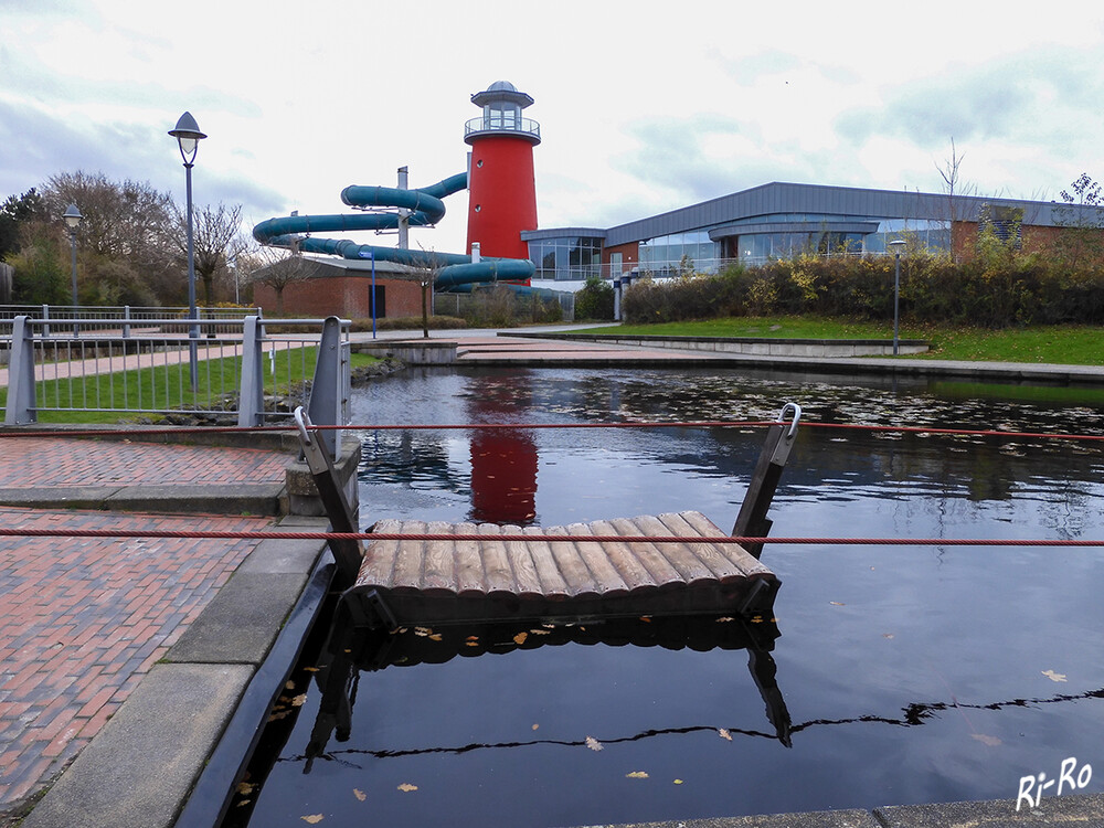 Fährmann hol über
im Norddeicher Wellenpark kann der Teich mit einer handgezogenen Fähre überquert werden. Der Leuchtturm ist der Aufgang zur Riesen-Wasserrutsche. (lt. Norderland)
