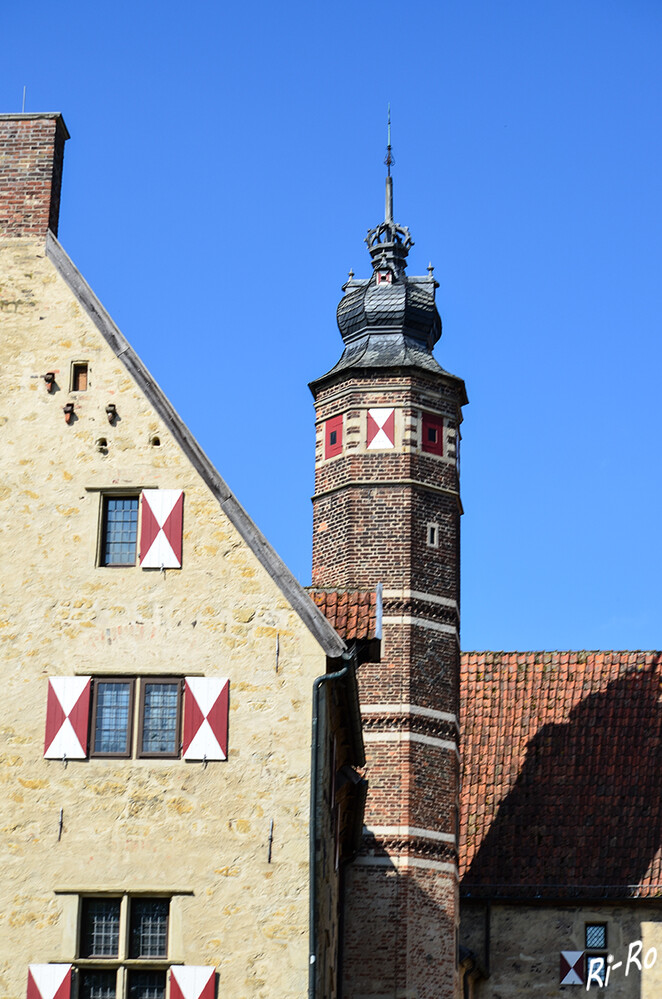 Turm
Die Burg Vischering wurde 1271 auf einer Sandbank in den Auen des Flüsschens Stever errichtet. (gaerten-in-westfalen.de)

