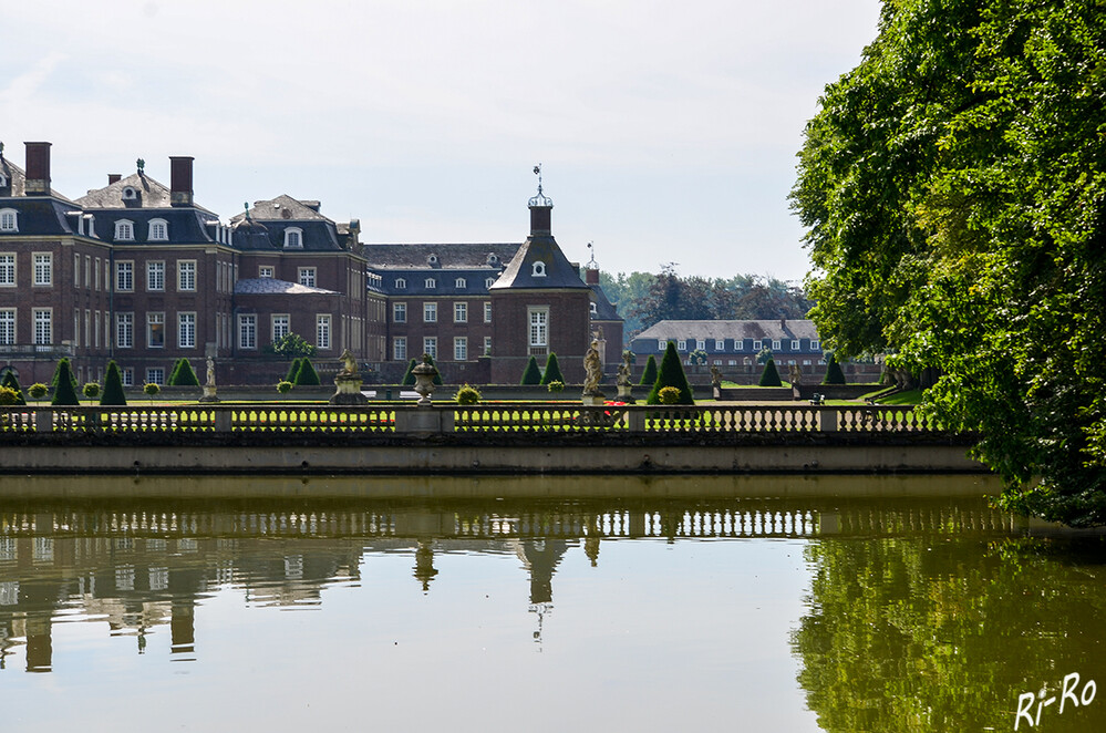 Seitenansicht
Das Schloss Nordkirchen ist ein Barockes Wasserschloss, das auf eine mittelalterliche Wasserburg zurückgeht. Bis zur Vollendung vergingen 30 Jahre. (wa.de/muensterland.com)
