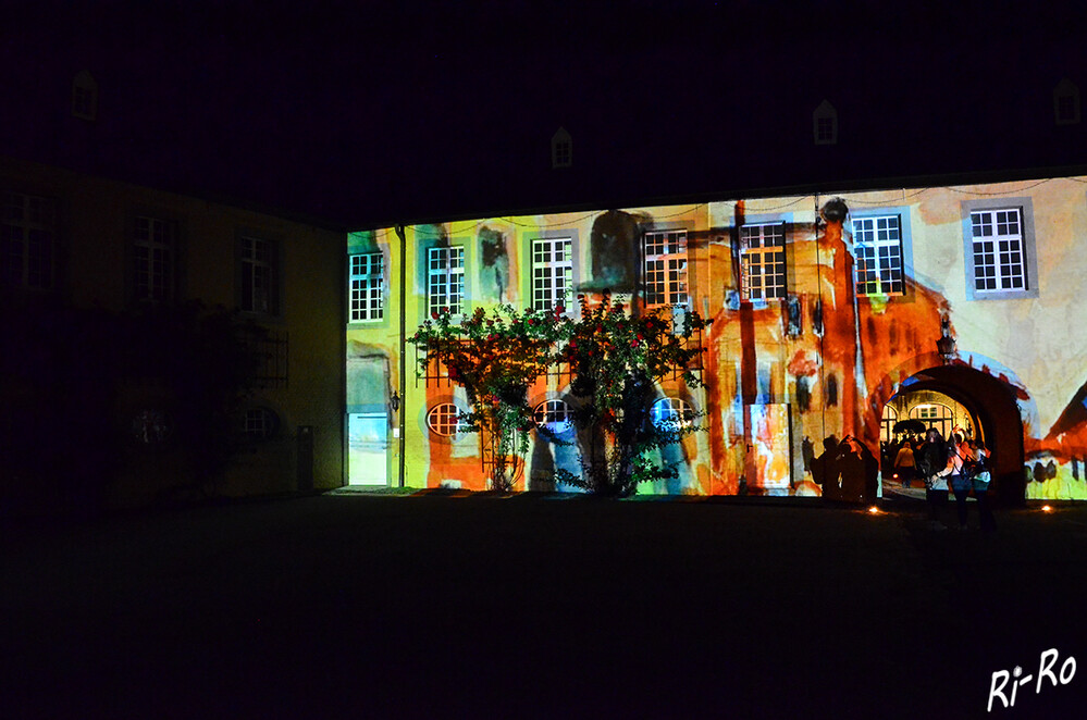 Lichtfestival Schloss Dyck
Es ist immer wieder faszinierend, den Englischen Landschaftsgarten u. das Schloss in einem ganz anderen Licht zu sehen. (stiftung-schloss-dyck)
