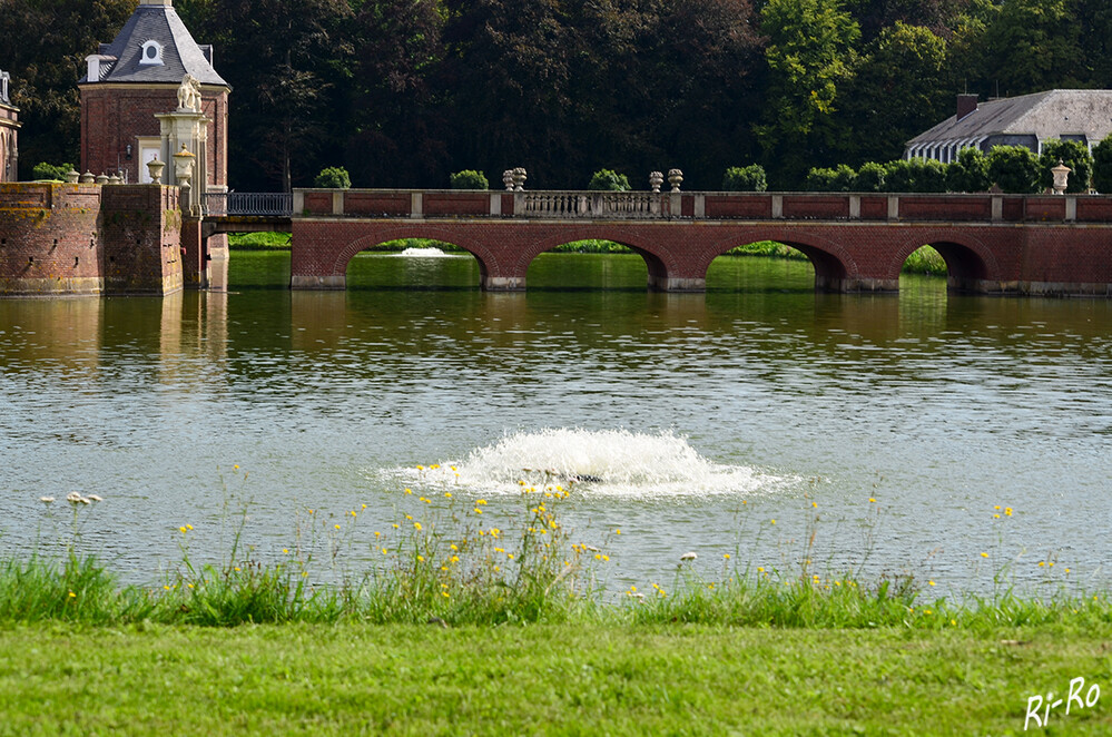 Durchblick
Eine der Brücken von Schloss Nordkirchen.
