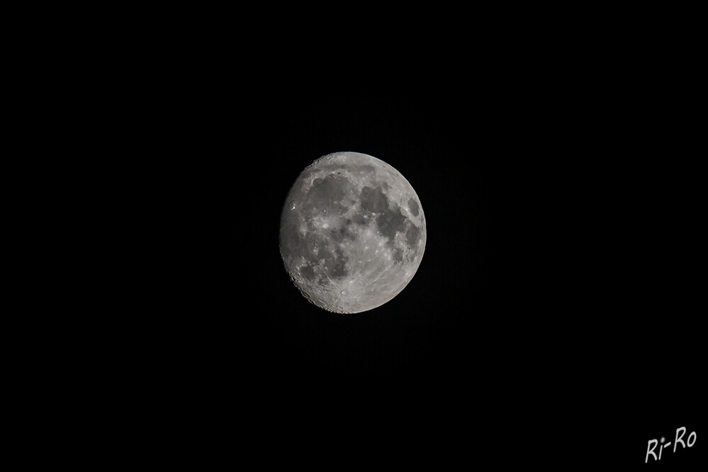 Luna
seit der Entstehung des Sonnensystems ist er unser ständiger Begleiter u. hat Einfluss auf das Leben. (der-mond.de)
