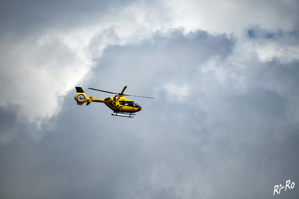 Christoph
sicher, schnell u. leise fliegen über 50 Hubschrauber im Dienst der ADAC Luftrettung. laut asac

