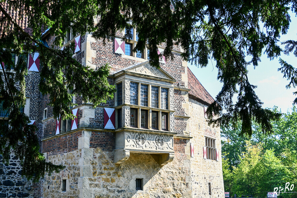 Erker
Unter den zahlreichen Burgen u. Schlössern des Münsterlandes ist die Vischering eine der ältesten u. besterhaltenen Anlagen. (wikipedia)

 
