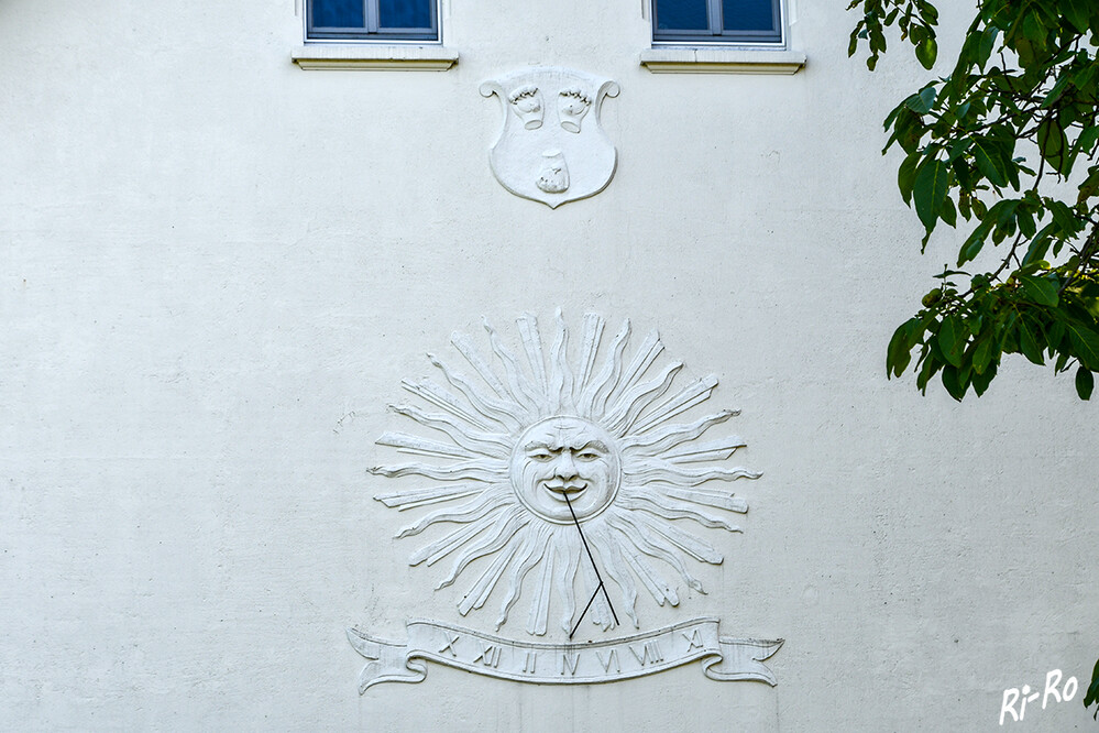 Sonnenuhr
gesehen an einem Gebäude in der Nähe der Burg Lüdinghausen.
