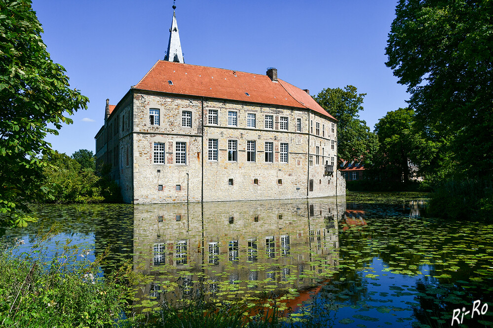 Spiegelung der Renaissanceburg Lüdinghausen
Die Ritter des Ortes ließen das Gebäude im 12. Jahrhundert bauen und erweiterten es Anfang des 14. Jahrhunderts. Sie wurde 1879 von der Stadt Lüdinghausen gekauft. (burgen.de)
Schlüsselwörter: 2023