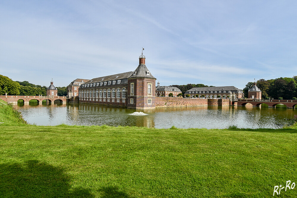 Schlossansicht Nordkirchen
Gebäude u. Park wurden von dem westfälischen Barockbaumeister Johann Conrad Schlaun geplant. (nrw-tourismus)
