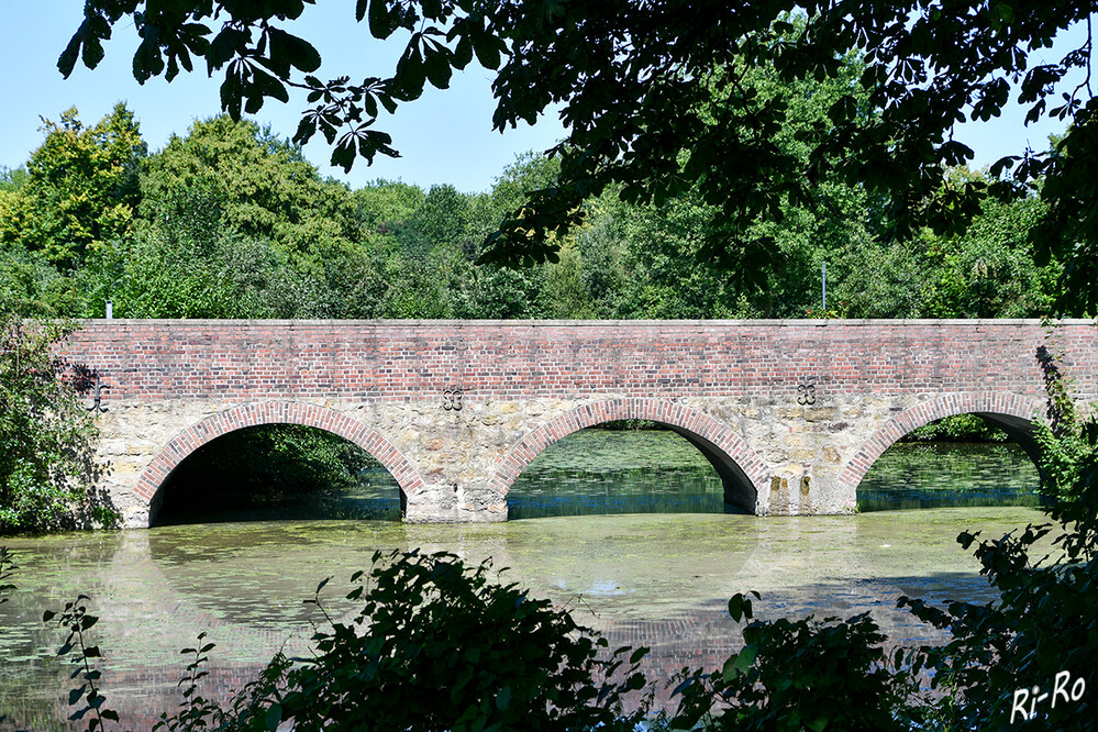 Zugang
Eine lange Brücke führt auf die Burg Lüdinghausen. (lt. muensterland.com)
