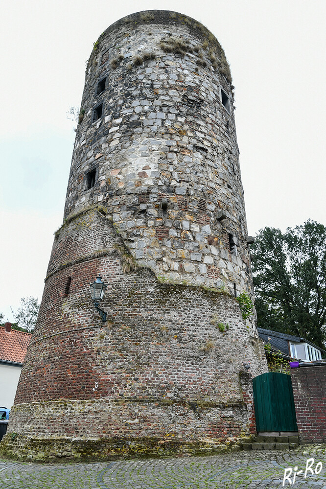 Wehrturm
im Ort Liedberg aus dem Jahr 1100. Er steht heute noch solide im Dorf. (lt. Schautafel)

 
