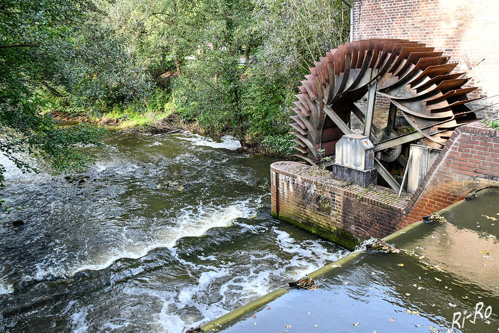 Wassermühle
Das unterschlächtige Wasserrad ist der Spezialist für kleine Fallhöhen. Überall da, wo man ein oberschlächtiges Wasserrad nicht einsetzen kann, findet es Anwendung. (bega-wasserkraft.de)
