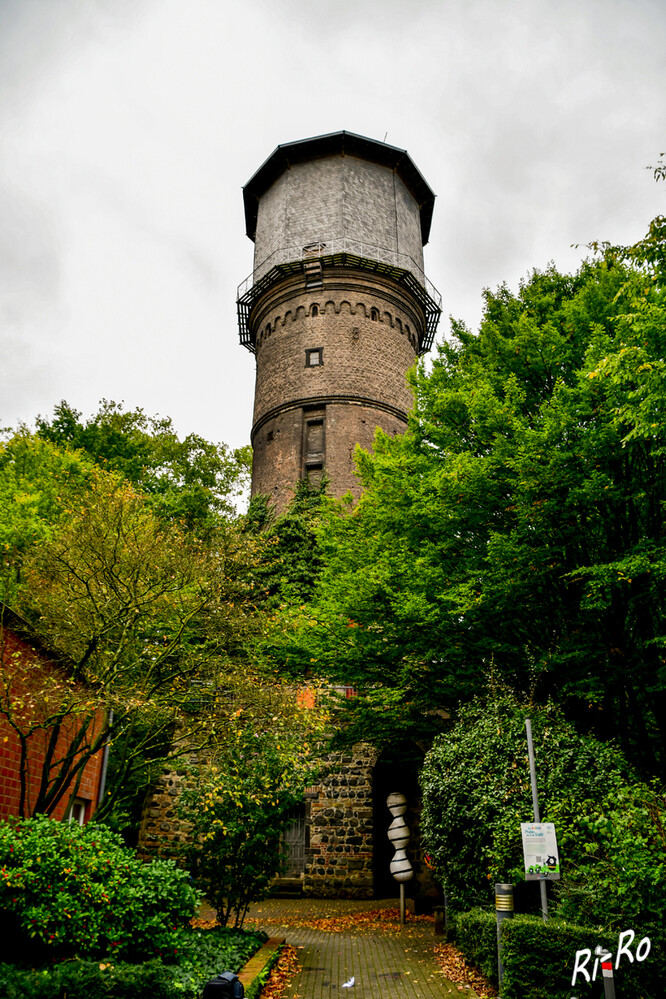 Windmühlenturm
ist als älteste städtische Mühle u. einzige Windmühle in Neuss bereits für das Jahr 1477 dokumentiert. Dieser ist ein ehemaliger Wehrturm nahe dem Obertor u. dem Neuen Stadtgarten. Windmühle bis 1849 u. Wasserturm seit 1881. (neuss.de/ wikipedia/Hinweisschild)
Schlüsselwörter: 2024