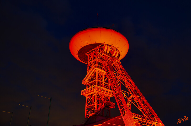 Night of Light
Mit dieser Aktion möchte die Veranstaltungsbranche auf ihre Notlage durch Corona aufmerksam machen. Lüntec-Tower (auch Colani-Ei oder Ufo genannt) 

Schlüsselwörter: Lünen; Colani-Ei; Ufo