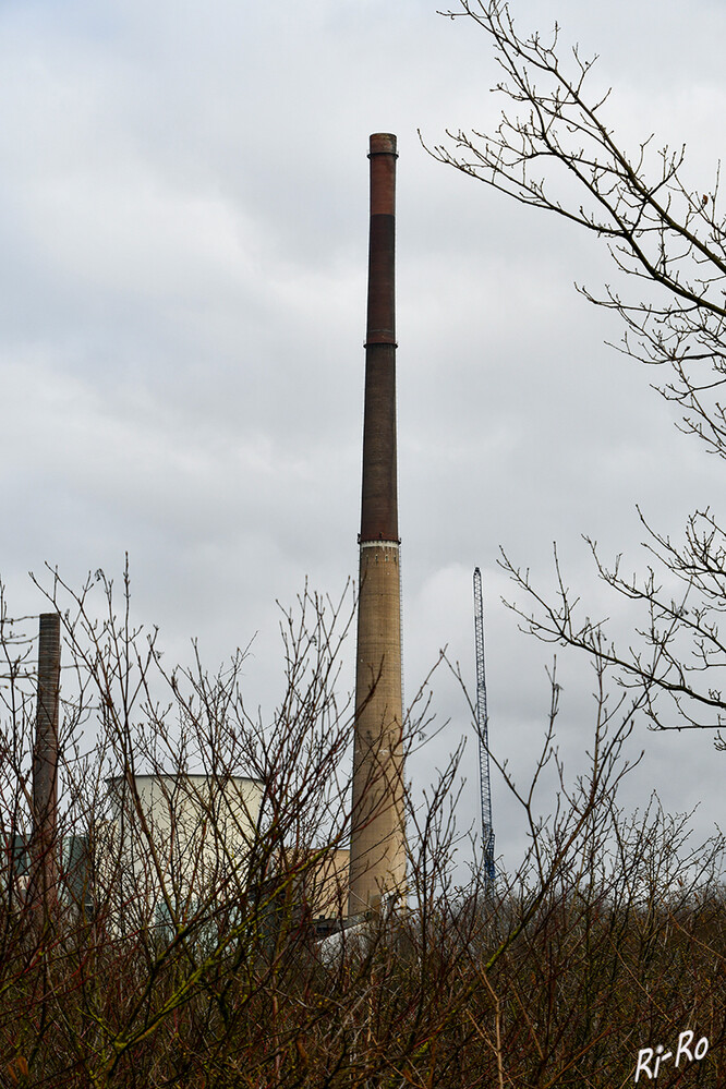 Natur und Industrie
der große Schornstein wird noch in diesem Monat gesprengt. Das Kraftwerk wird zurück gebaut. 
