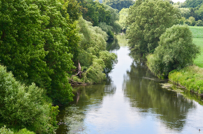 Die Lippe
ist bis heute ein sehr natürlicher Fluss mit guter Wasserqualität.
Bei den Römern als Lupia bekannt, nutzten diese sie als Nachschubweg. Der Fluss entspringt im Gebiet von Bad Lippspringe u. mündet nach 255 km bei Wesel in den Rhein. (lt. ruhr-guide)



Schlüsselwörter: Lippe