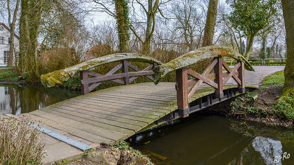 Rarität
Das Geländer der Brücke wurde 1899 aus den Rippenbögen eines Wals gefertigt. Zu sehen im Park "Sielhof" Neuharlingersiel.
Schlüsselwörter: Norddeich, Nordsee,