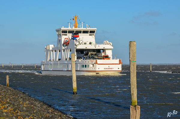 Fähre der Frisia AG
in der Hafeneinfahrt nach Norddeich.
Schlüsselwörter: Nordsee,