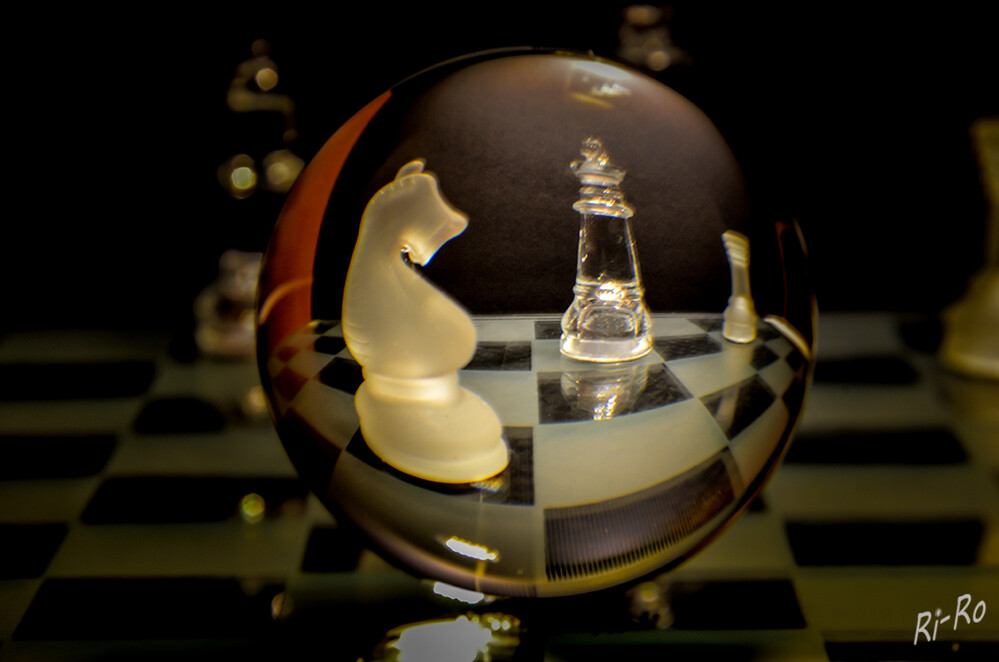 Spiel der Könige
Schach ist weltweit bekannt u. hat eine tiefe kulturelle Bedeutung erlangt. Ziel des Spiels ist es, den Gegner schachmatt zu setzen, das heißt, dessen König so anzugreifen, dass diesem weder Abwehr noch Flucht möglich ist. (lt. Wikipedia)
Schlüsselwörter: Schach