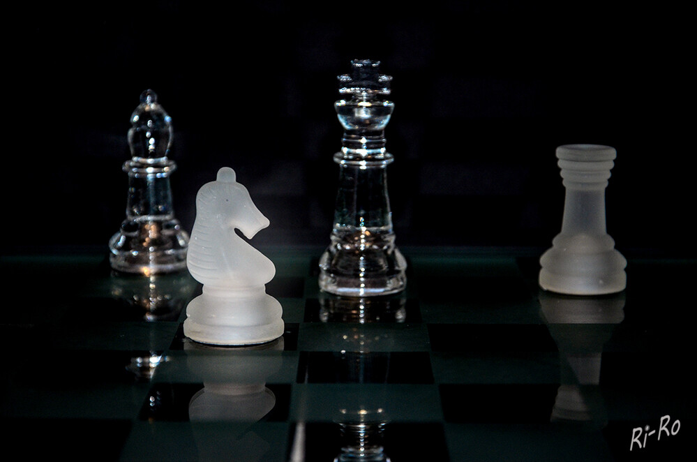 Schach
dürfte ca. 1500 Jahre alt sein. Es spricht sehr vieles dafür, dass sein Ursprung im indischen Spiel Chaturanga zu finden ist. (chesspoint.ch)
