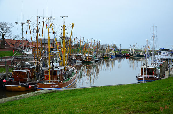 Greetsieler Krabbenkutterflotte
in dem über 600 Jahre alten Fischerhafen.
Schlüsselwörter: Nordsee,