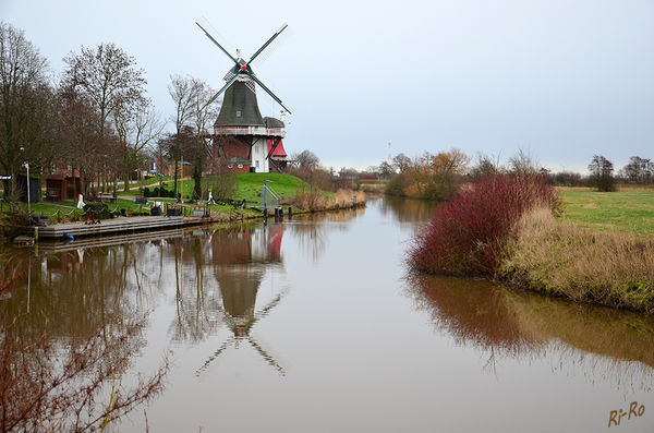 Zwillingsmühlen
mit Spiegelung im alten Greetsieler Sieltief.
Schlüsselwörter: Nordsee,