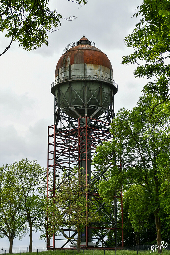 Der Wasserturm
ist der letzte erhaltene Barkhausen-Behälter im Ruhrgebiet. Das Fassungsvermögen beträgt 2000 Kubikmeter Wasser. Entworfen wurde das Stahlgerüst mit einem eiförmigen Hochbehälter aus Stahlblech 1904/1905. (lt. Hinweistafel)
