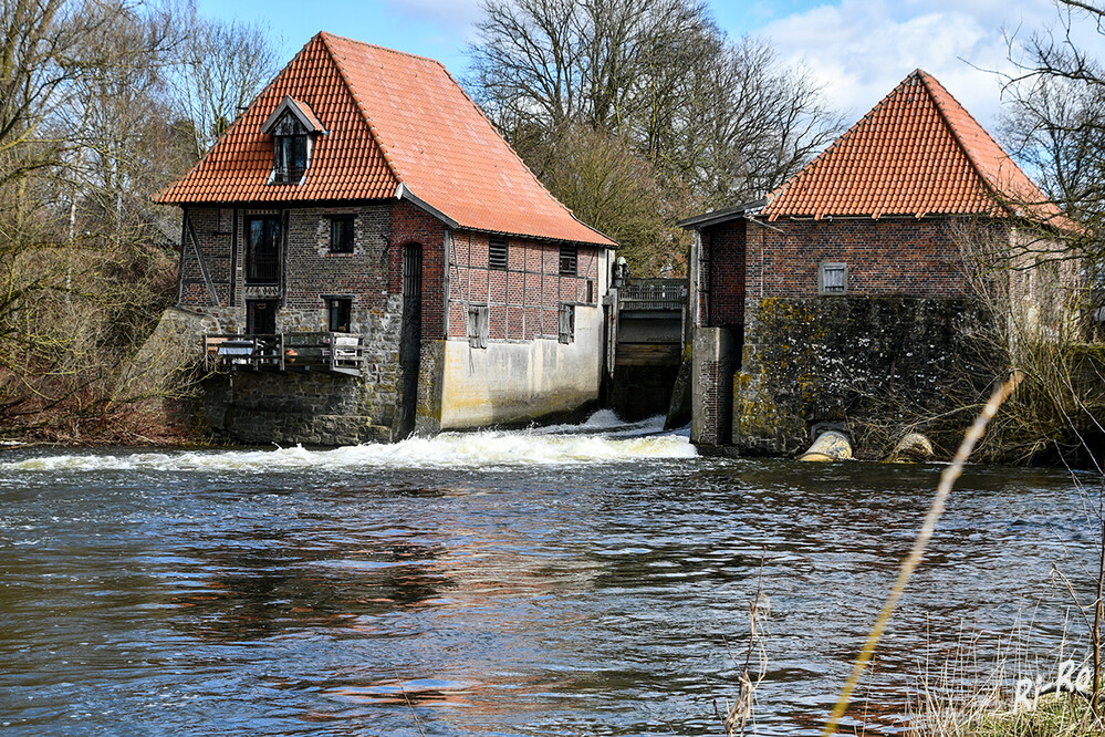 An der Stever
mit der Erschließung des Ruhrgebietes im 19. Jahrhundert wurde die Wassermühle auch als Sägemühle genutzt. Fürstbischof Otto III., Graf von Rietberg (1301-1306), ließ die Füchtelner Mühle als Landesmühle erbauen. (muensterland.de)
