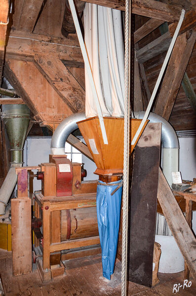 Innenansicht
mit der 1997 restaurierten Rückschüttmühle mit Doppelwalzenstuhl und Plansichter werden in der Mühle noch Futtermittel hergestellt. (lt. ostfriesland.trave)
Schlüsselwörter: Nordsee;
