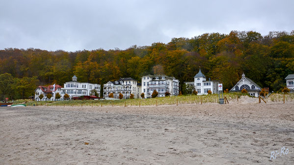 Blick vom Strand
Die Bäderarchitektur in Binz erinnert an mondäne Zeiten. Der Fischerstrand liegt in einer malerischen Bucht, an einem langen Sandstrand.
Schlüsselwörter: Binz, Ostsee