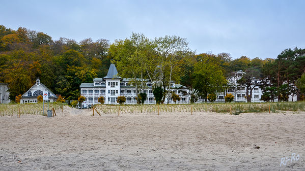 Blick vom Strand
Die Bäderarchitektur in Binz erinnert an mondäne Zeiten. Der Fischerstrand liegt in einer malerischen Bucht, an einem langen Sandstrand.
Schlüsselwörter: Binz, Ostsee