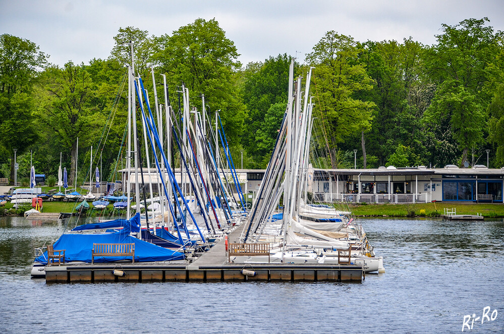 Stangenparade
im Segelhafen der idyllischen Stadtmühlenbucht am Nordufer des Sees in Haltern. 
