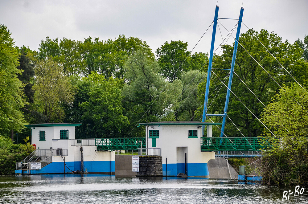 Walzenwehr
am Halterner Stausee, dort staut es die Stever u. den Mühlenbach. Der Stausee wurde als Speicher für die Trinkwassergewinnung angelegt. (niederrhein-tourismus)

 

