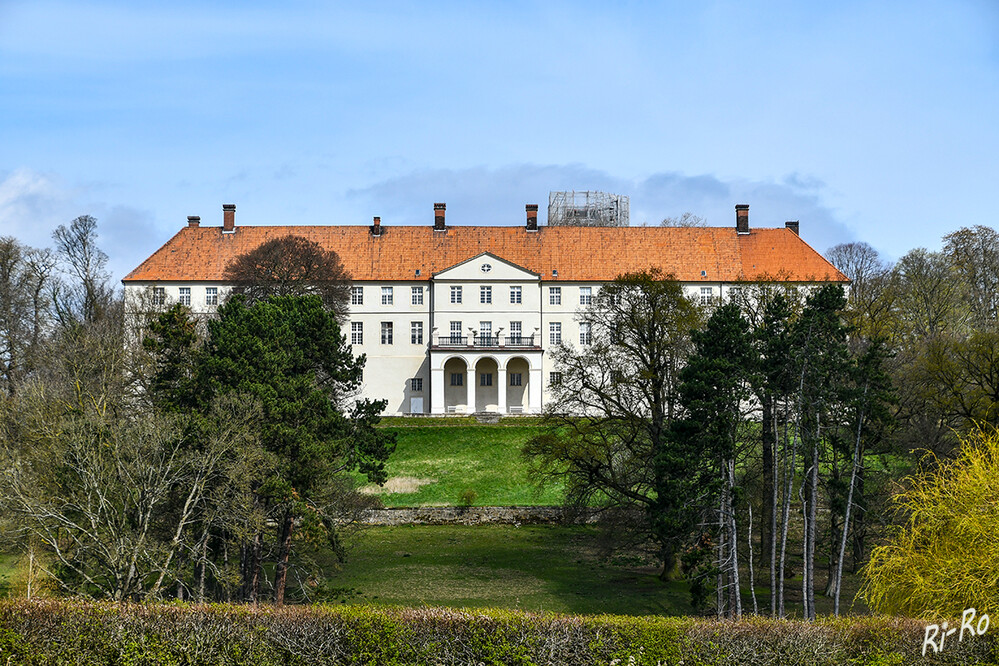 4 - Schloss Cappenberg
Auf der Cappenberger Höhe steht das gleichnamige Schloss mit wechselvoller Geschichte u. historischen Gärten, das sowohl Kultur- als auch Baudenkmal ist. Als einzige Höhenburg mit karolingischem Ursprung in Westfalen befindet es sich seit dem 9. Jahrhundert auf der steilen Anhöhe am Rand des heutigen Ruhrgebiets. (lt. gaerten-in-westfalen)
