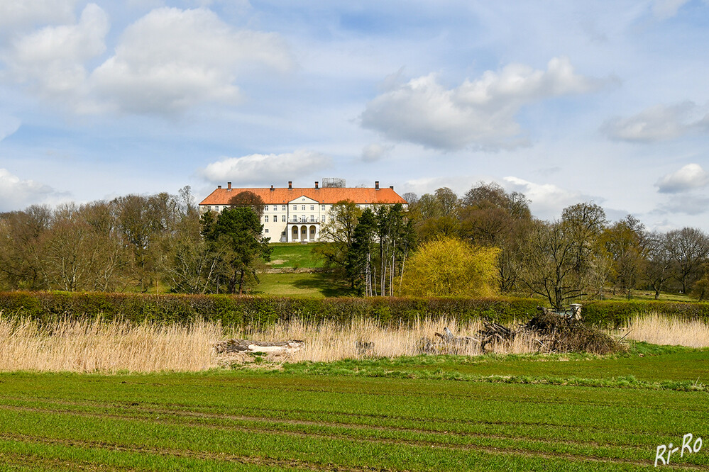 Blick auf das Schloss 
es wurde 1122 von den Grafen Gottfried u. Otto von Cappenberg als erstes Prämonstratenserkloster auf deutschem Boden gestiftet. In der Mitte des 17. Jahrhunderts begann der Neubau der Seitenflügel: (lt. kreis-unna.de)
