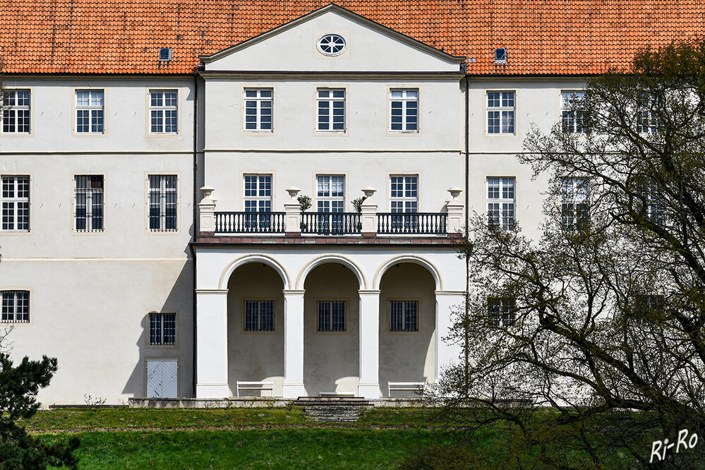 Detail
Der Mittelteil des Schlosses besteht aus 17 Achsen und hat wie überall Rechteck Sprossenfenster. (lt. selm.de)
