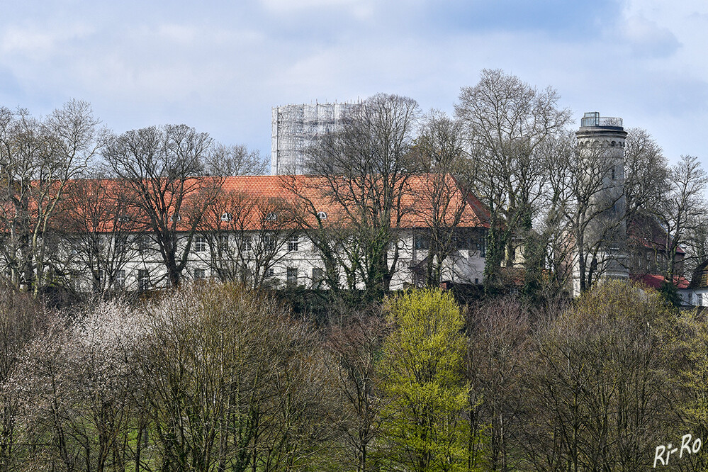 Seitenansicht
Schloss Cappenberg liegt - was sehr untypisch für das Münsterland ist - auf einem "Berg". Von dem Schlossturm kann man bis ins Sauerland schauen u. auch das Münsterland sehen. Alte Bäume grenzen das Schloss ein. (lt. tripadvisor)
