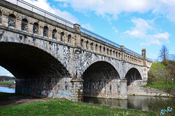 Alte Fahrt
die ehemals den Dortmund-Ems-Kanal über die Lippe führte.
Die Kanalüberführung wurde unter Leitung des Königlich Preußischen Oberbaudirektors Karl Hinckeldeyn im Stil des Historismus entworfen u. 1892 bis 1894 gebaut. Die Stirnfläche besteht aus Ruhrsandstein. Die Brücke ist 16 m breit u. 70 m lang. Sie wird von drei Bögen getragen. (lt. wikipedia)
