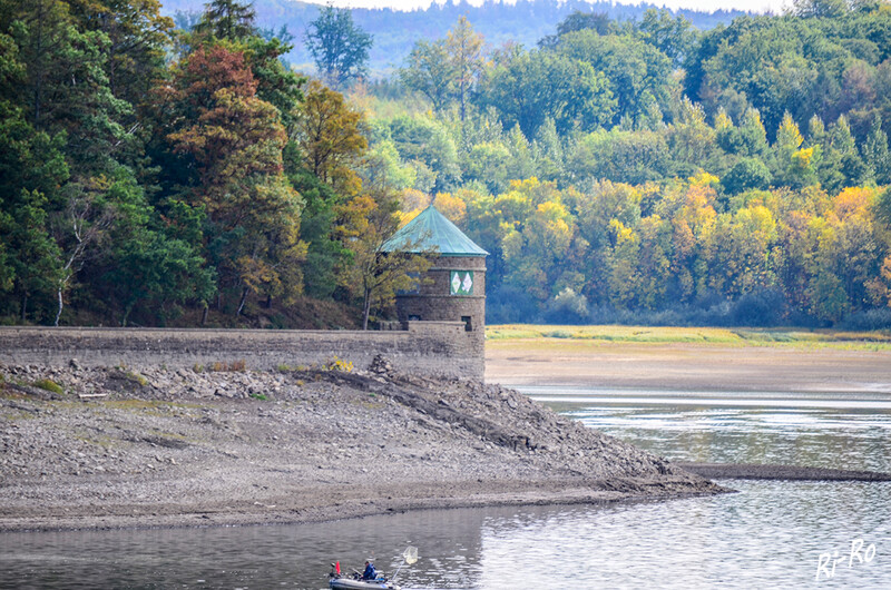 Möhnesee
Niedrigwasser am Tag der Aufnahme. Stauhöhe 205,05 m. ü. NHN Stauinhalt 68,072 Mio.m³ (lt. talsperrenleitzentrale-ruhr.de)
Schlüsselwörter: Sauerland