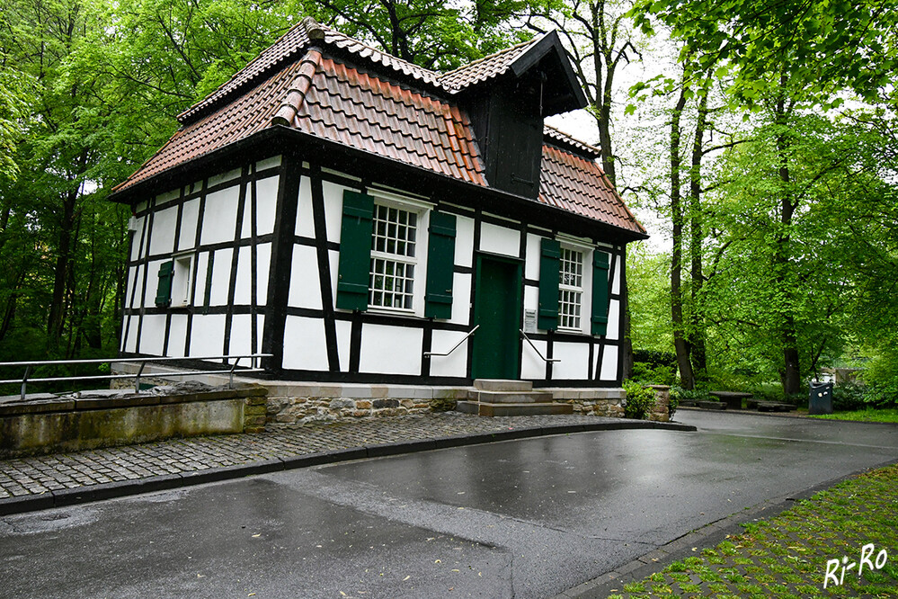 Schlossmühle
Besonders markant erhebt sich über dem spätbarocken Fachwerkgebäude der frühere Lastenkran über der mittigen Haustür. Der Unterteich ist noch vorhanden, der Oberteich, wurde 1938 verfüllt. (lt. nrw-live.de)
