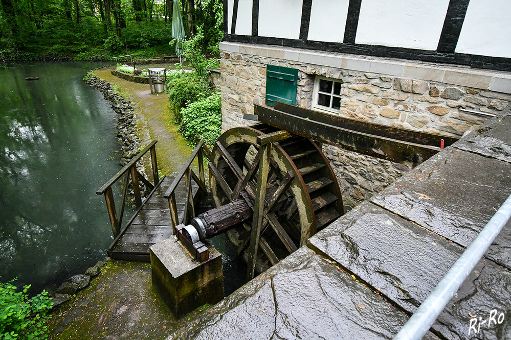 Mühlrad
der Schlossmühle Lippolthausen. Waren die Menschen vor dem Bau der Mühlen noch auf ihre eigene Muskelkraft oder den Einsatz von Pferden angewiesen, lieferte ihnen das Wassermühlenrad nach seiner Erfindung
etwa 10 Kilowatt Energie (lt. lüner-lippeaue.de)
