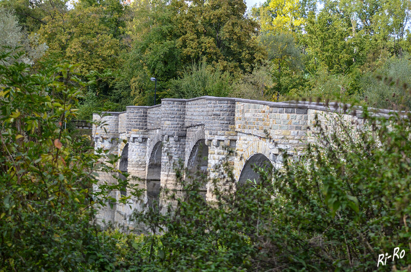 Kanzelbrücke
sie überspannt den Möhnesee im Einflussbereich der Möhne. Die 1912 erbaute Brücke liegt zwischen den Ortsteilen Völlinghausen u. Wamel. Sie ist nicht nur die älteste Brücke über den Möhnesee, sondern gilt auch als eine der schönsten Steinbrücken Deutschlands. (reisefuehrer-moehnesee)
