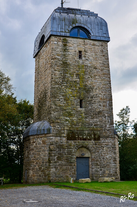 Bismarckturm
er ist mit 286 Metern die höchste Erhebung der Haar zwischen Soest und der Möhnetalsperre. Hier kreuzen sich zwei wichtige historische Straßen: der alte Postweg von Münster über Soest nach Arnsberg u. der alte Haarweg in Ost-West-Richtung. Einweihung 1934, geplant 1912 ein Jahr vor Fertigstellung der Möhnesee-Staumauer. (lt. moehnesee.de)

 
