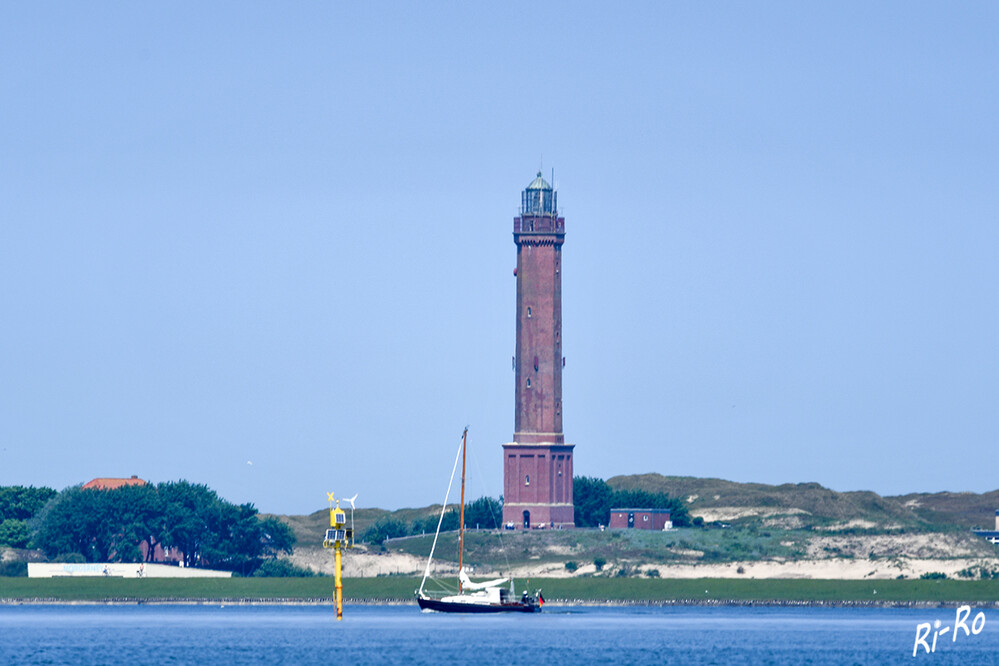  Blick auf den Leuchtturm Norderney
dieser ist eines der schönsten Bauwerke an der Nordseeküste! Die Inbetriebnahme erfolgte im Oktober 1874. Die Turmhöhe beträgt 54,6 Meter. (lt. norderney-biss) 
