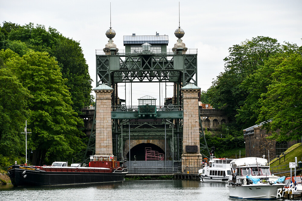Blick über den Kanal
auf die Museums Schleuse Henrichenburg. Hier treffen auch der Dortmund-Ems-Kanal u. der Rhein-Herne-Kanal aufeinander.

 
