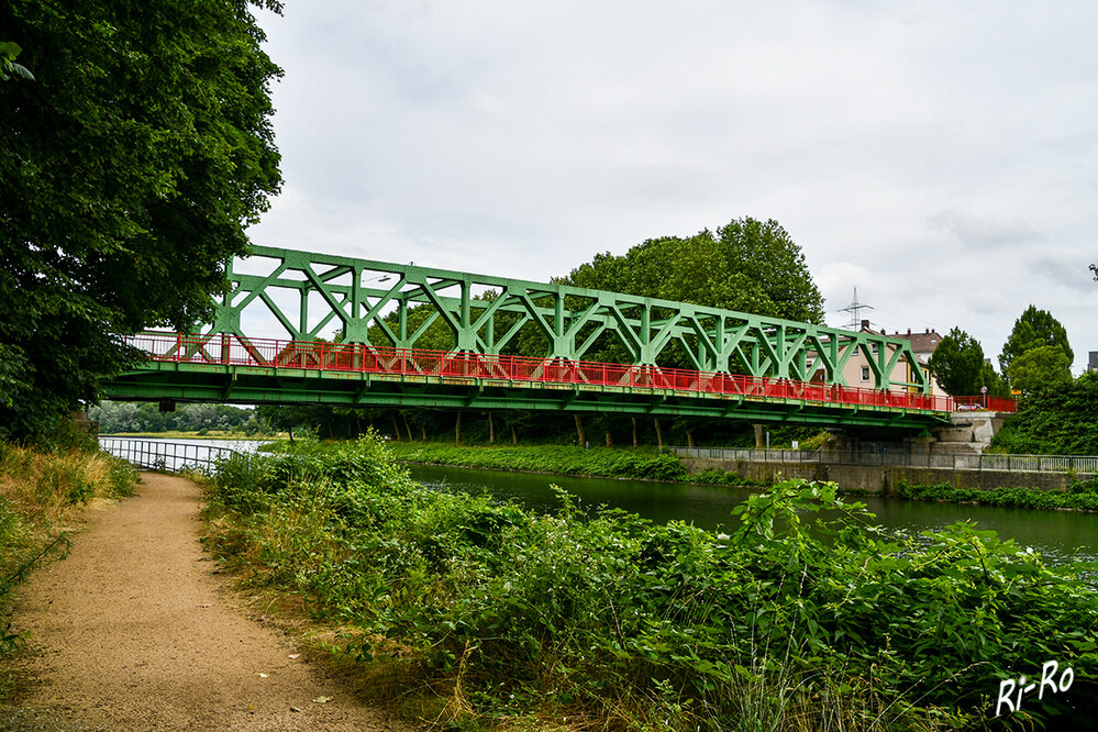 Lucasbrücke
1899 Fertigstellung einer ersten Brücke über den neu gebauten Dortmund-Ems-Kanal. Die heutige Brücke wurde 1949 ihrer Bestimmung übergeben. (lt. Hinweistafel)



